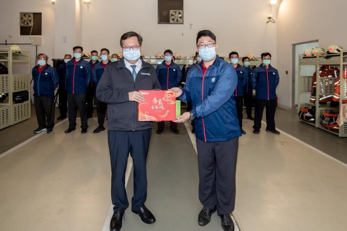 市長致贈養氣補品，為消防同仁打氣加油
