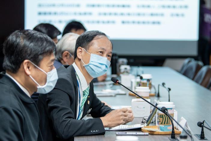 敏盛醫院院長劉宜廉說明院入口使用零接觸智慧防疫自助機的情形