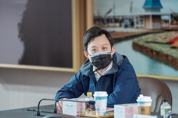 秘書處長顏子傑說明媒合企業引進人工智慧防疫設備的辦理情形