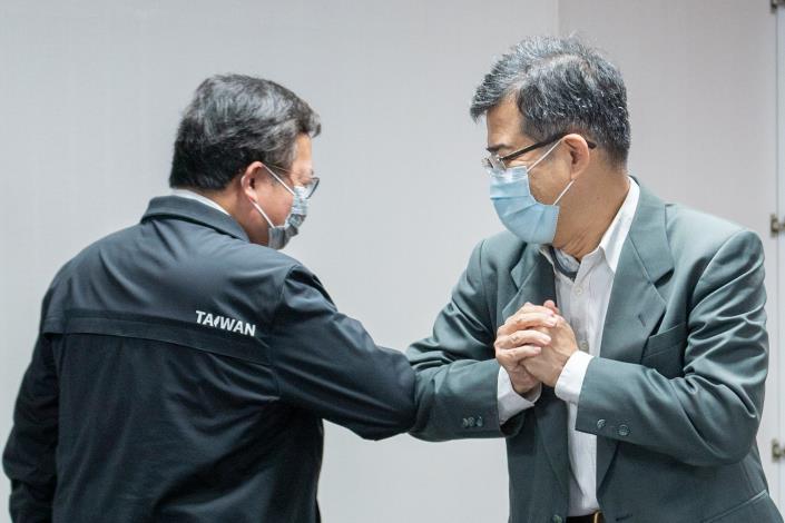 鄭市長向部桃醫院徐永年院長打氣加油