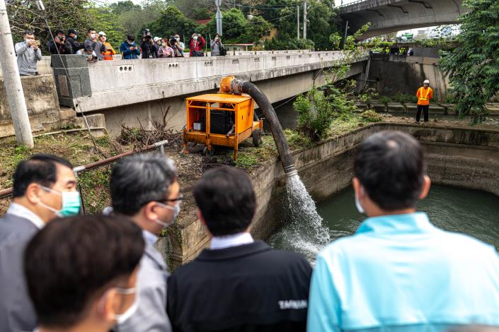 市長前往中壢區，視察抗旱應變抽水供灌情形