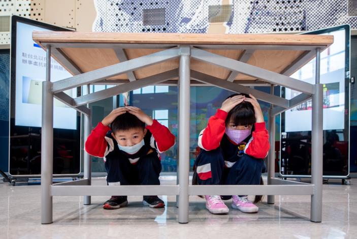 以色列師生所設計的專利抗震桌，可教導幼童正確的防震觀念