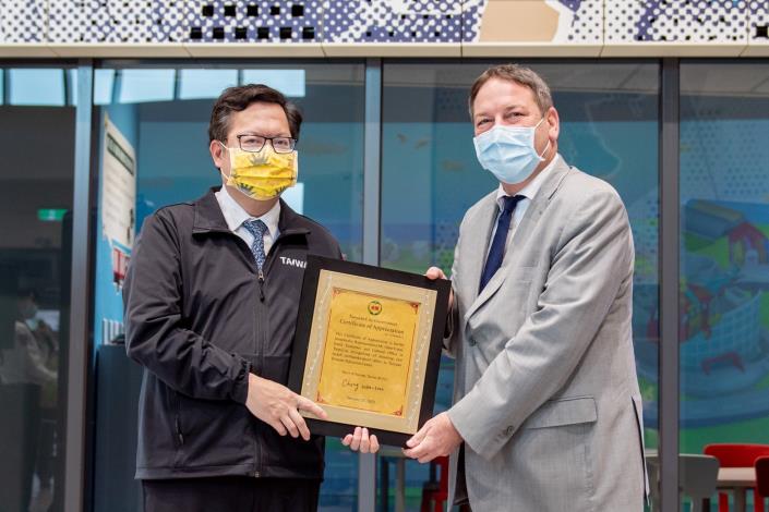 市長頒發感謝狀予駐台北以色列經濟文化辦事處代表柯思畢（Mr. Omer Caspi），感謝捐贈專利抗震桌