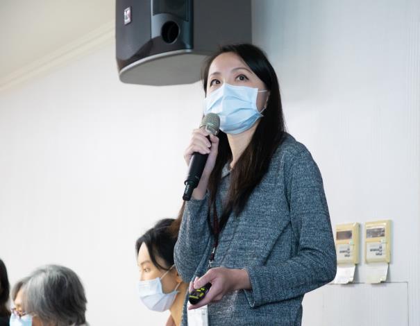 教育局同仁進行簡報
