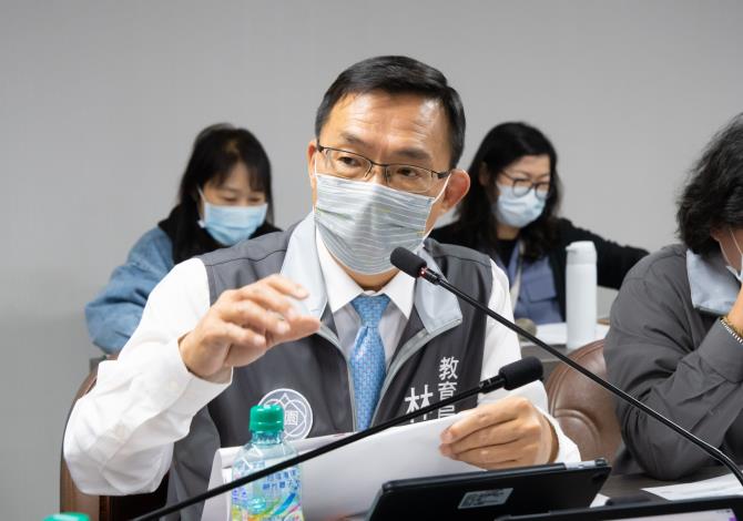 教育局長林明裕補充說明