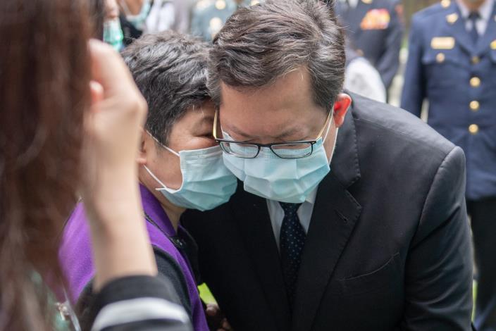 市長一一向在場遺族家屬慰問致意