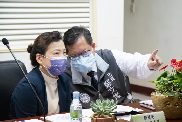 市長和經濟部長王美花討論抗旱對策，互動良好