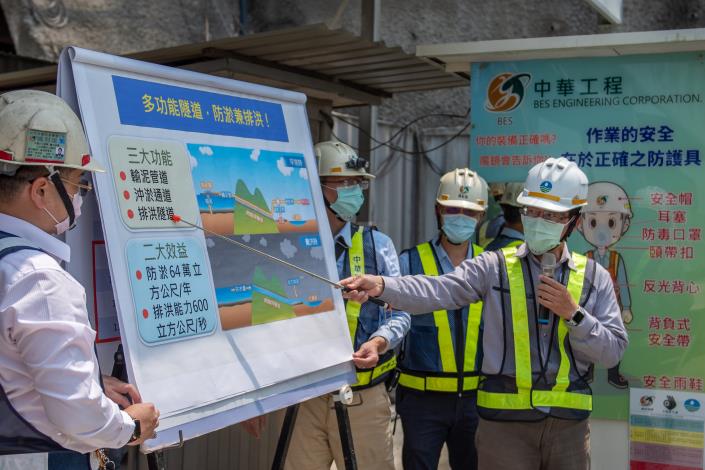 業務單位簡報說明，阿姆坪防淤隧道工程的三大功能和二大效益