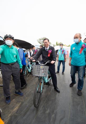 市長騎自行車參觀溪海埤塘生態公園