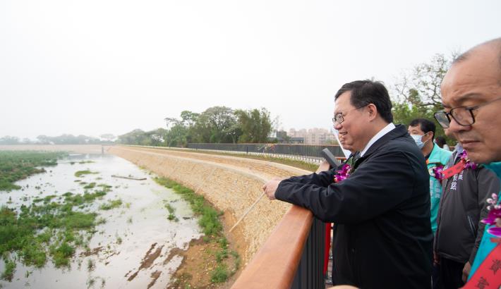 市長觀賞溪海埤塘生態公園景觀