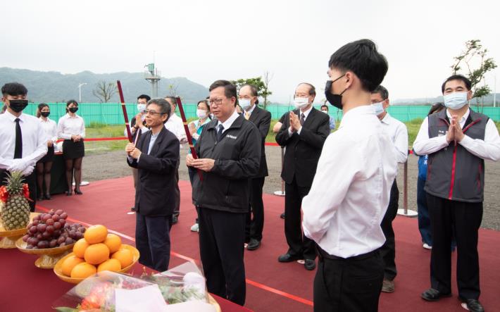 鄭市長和與會貴賓共同上香祈福