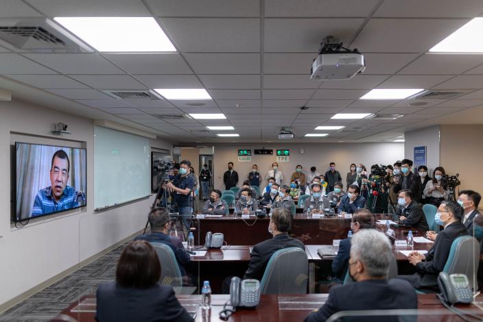 鄭市長率市府團隊前往長榮航空，訪視機組人員檢疫情況並給予關懷