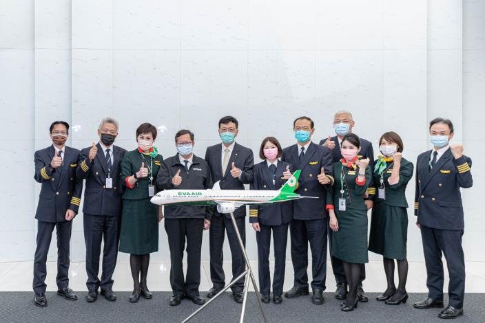 鄭市長與機組人員合影