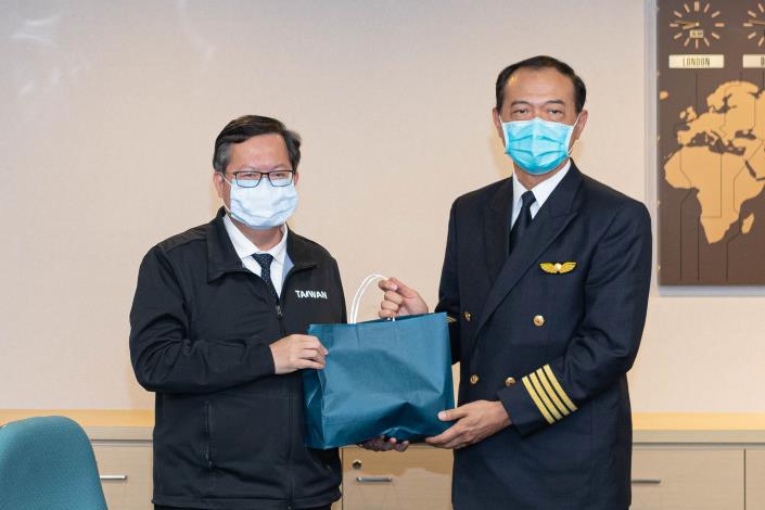 鄭市長致贈禮品