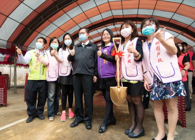 市長與桃園區戶政事務所同仁合影