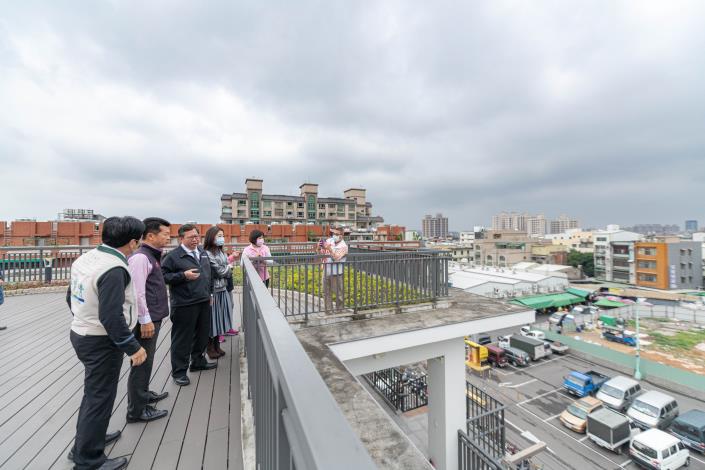 市長和與會來賓登上頂樓，視察周圍環境設施
