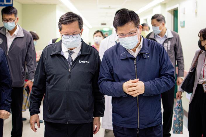 鄭市長陪同林佳龍部長探視太魯閣號受傷桃園市民
