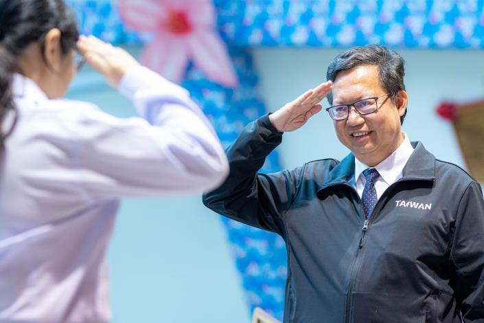 市長向守望相助巡守隊致敬