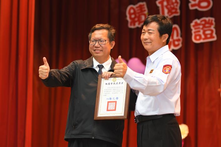 市長頒發獎狀予觀音區樹林里長吳進昌