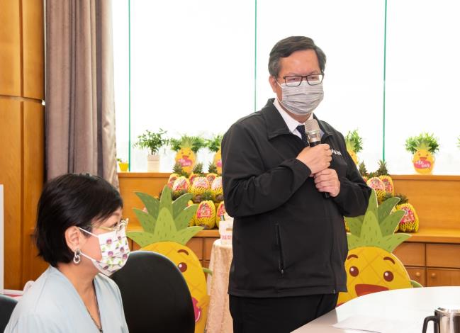 鄭市長致詞表示，加拿大多倫多台商及僑界買鳳梨挺農民，關懷桃園弱勢族群