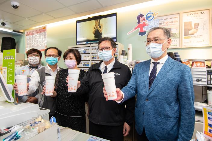 市長和與會來賓手持循環杯合影