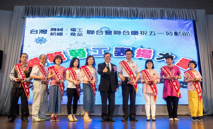 市長與模範勞工合照
