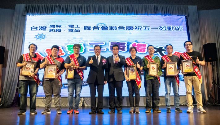 市長與模範勞工合照留念