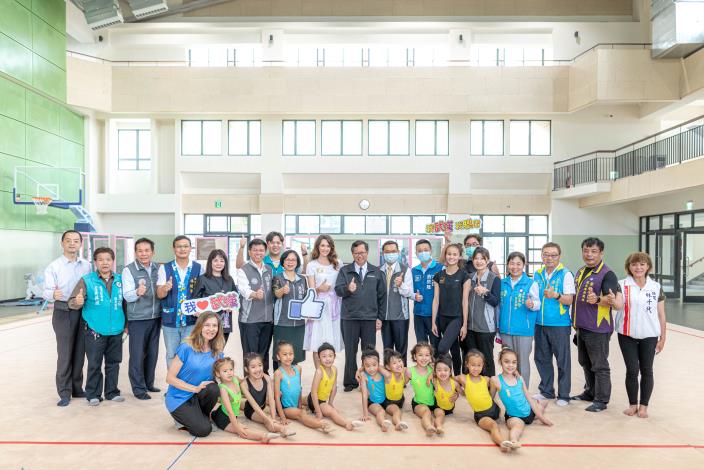 市長、貴賓們與小朋友合影