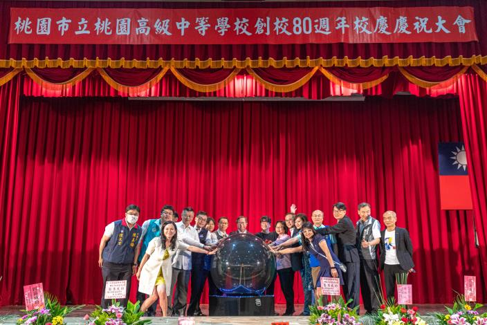市長和與會來賓於台上進行啟動儀式