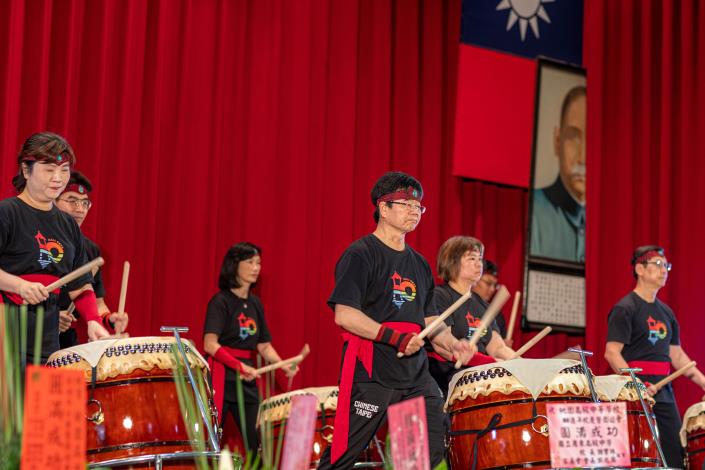 桃高校長游文聰在典禮中帶領擊鼓表演