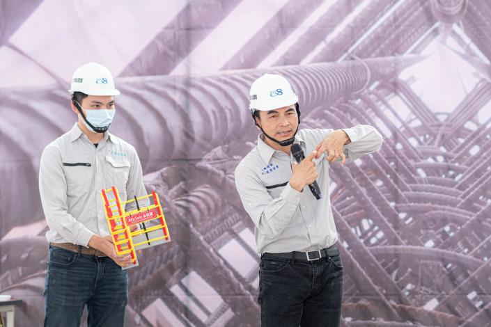 財團法人建築安全履歷協會理事長戴雲發表示，不同於傳統綁紮鋼筋的方式，Alfa Safe耐震系統工法的鋼筋採一體成型加工