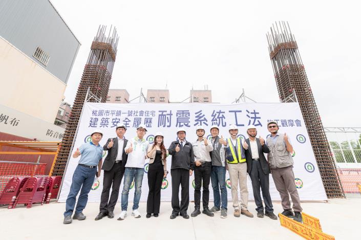 鄭市長和與會貴賓比讚合影