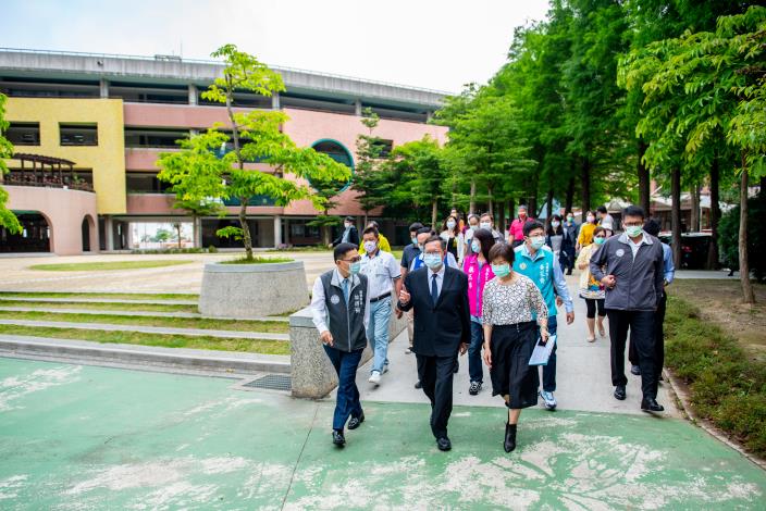 市長和與會來賓一同視察龍山國小