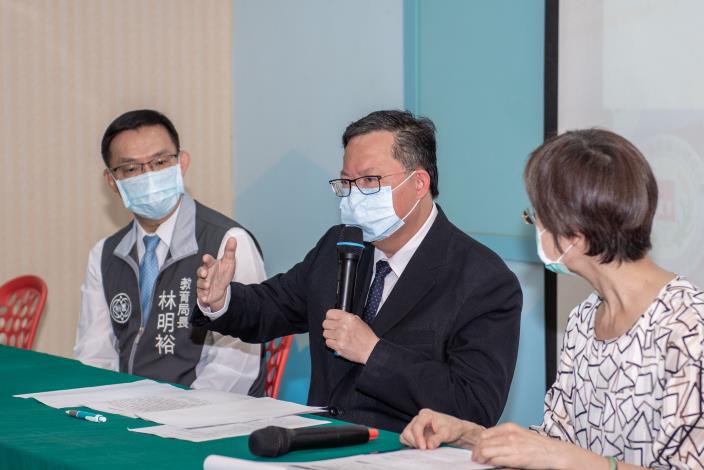 市長致詞表示，龍山國小改建校舍案定案，營造師生優質的互動環境