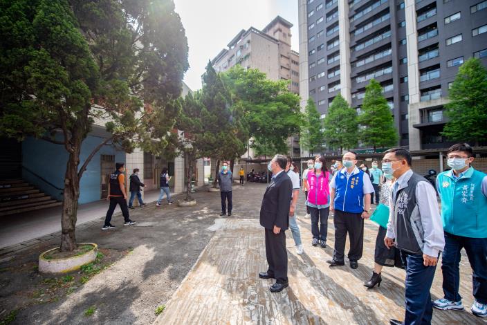 市長和與會來賓視察龍山國小校園環境及空間規劃