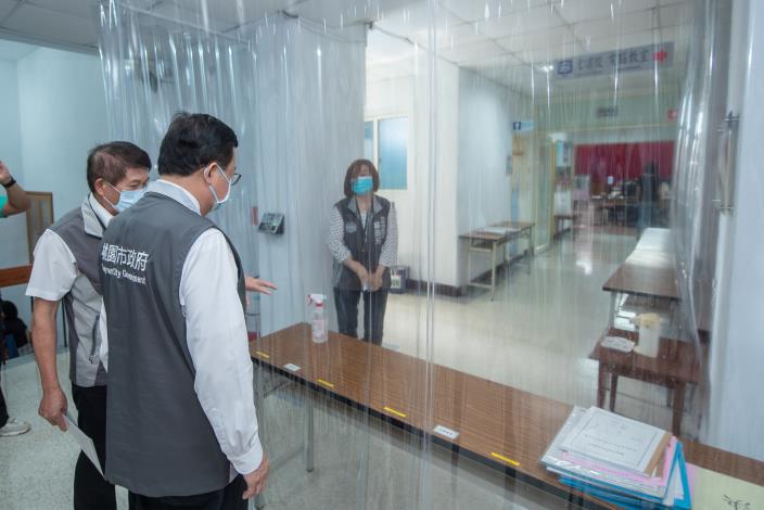地稅局設置透明薄幕，可有效隔絕口沫傳染