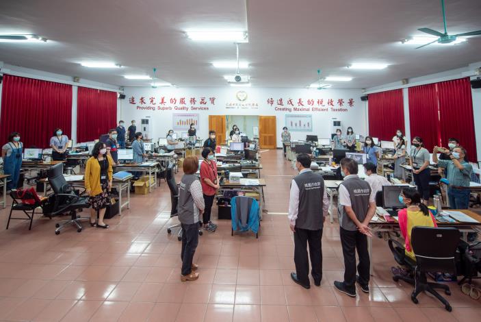 市長視察地稅局防疫分組分流辦公實施情形，並為同仁加油打氣