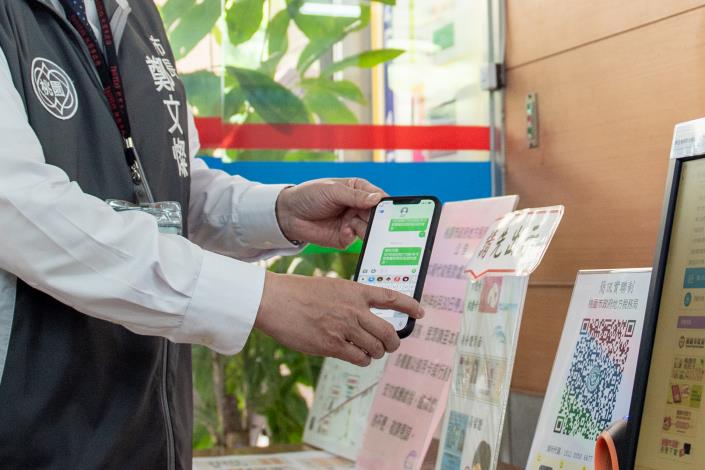 市長示範使用市民卡及簡訊實聯制登記，操作方便鼓勵各單位採行