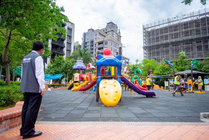 公園遊樂設施、遊具暫時以警示帶圍起，暫停使用