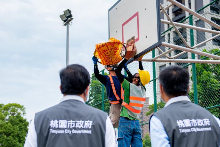 市長視察公園籃球場籃框卸除情形