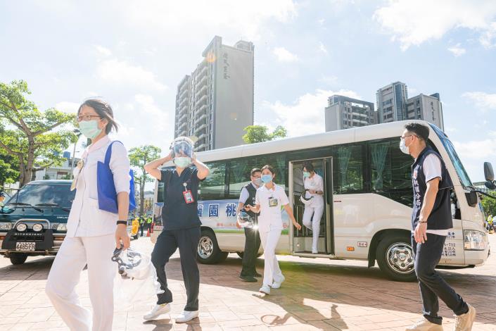 桃園巨蛋體育館站開設10條接種線，由衛生福利部桃園醫院醫護團隊進駐