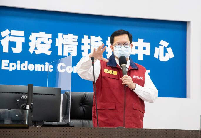 鄭市長表示，全國第三級警戒延長至7月26日，今日起適度鬆綁部分措施，請民眾配合各項防疫指引，以防疫優先為原則「微解封」