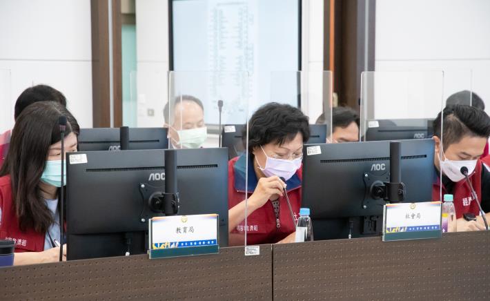 社會局長鄭貴華說明本市疫苗接種友善服務