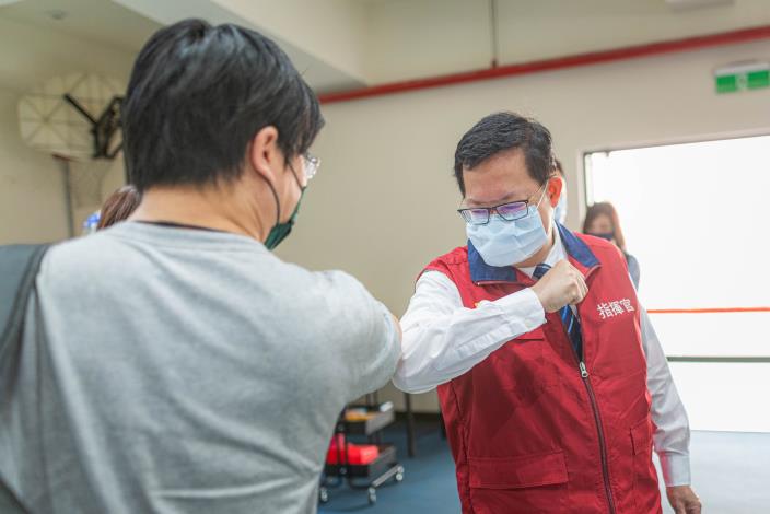 疫情期間，鄭市長以手肘打招呼