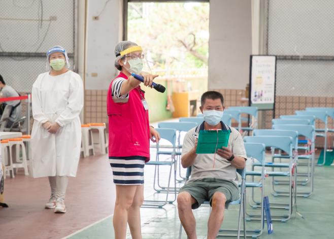 接種站工作人員貼心引導民眾，並協助完成填寫疫苗接種評估及意願書