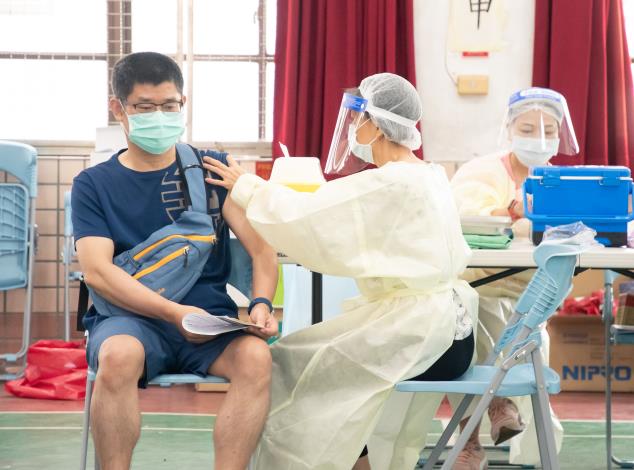 專業的醫護人員為民眾提供接種服務