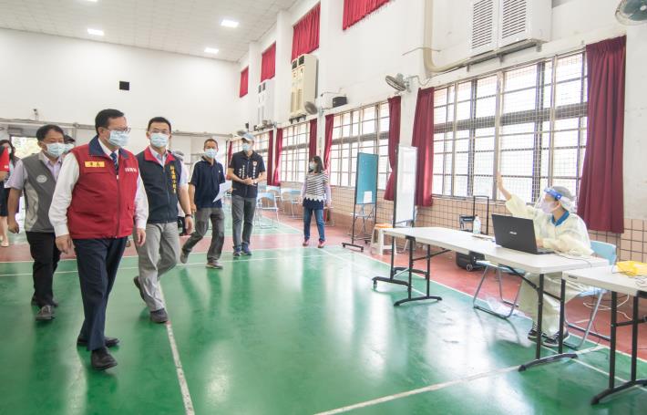 市長前往新屋國小視察疫苗接種站運作情形