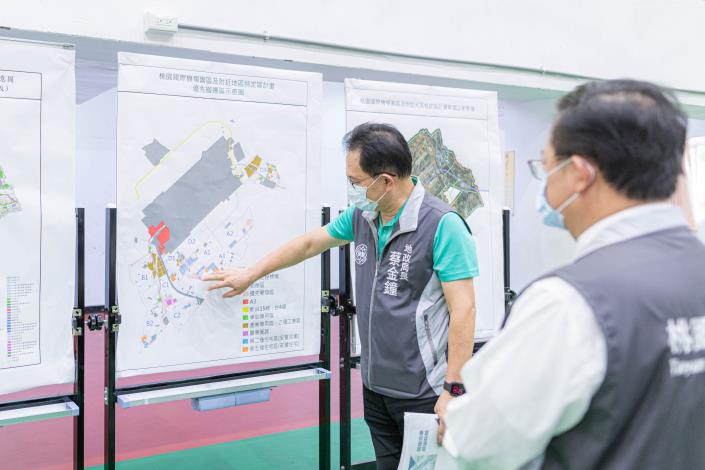 地政局長蔡金鐘說明優先搬遷區示意圖