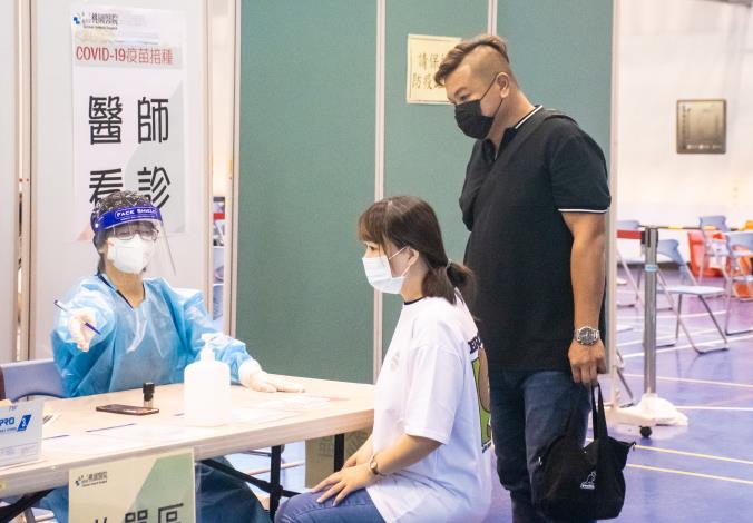 部立桃園醫院醫師進行問診