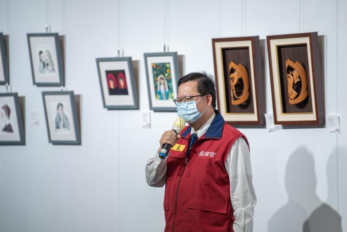 鄭市長邀請市民朋友預約桃園展演中心接種疫苗，欣賞藝文展覽及留下個人素描畫